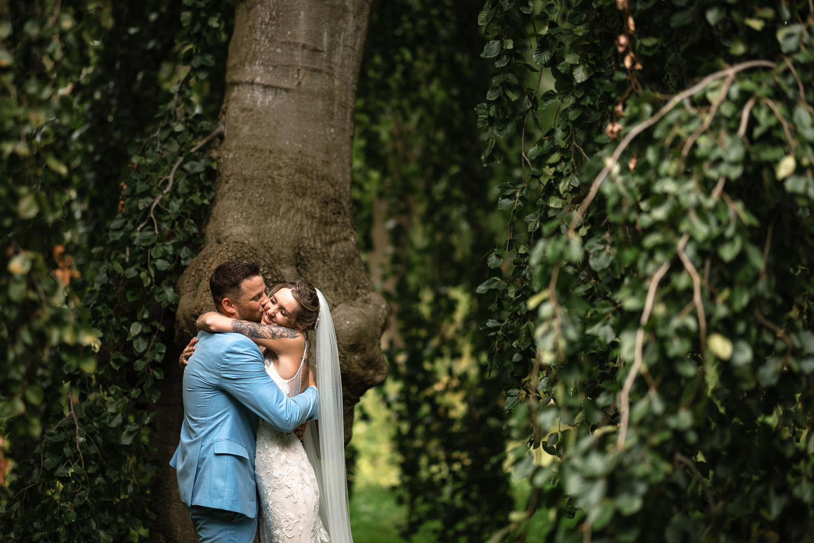 bruidspaar knuffelt tijdens de fotoshoot bij Landgoed te Werve Rijswijk Trouwfotograaf Den Haag