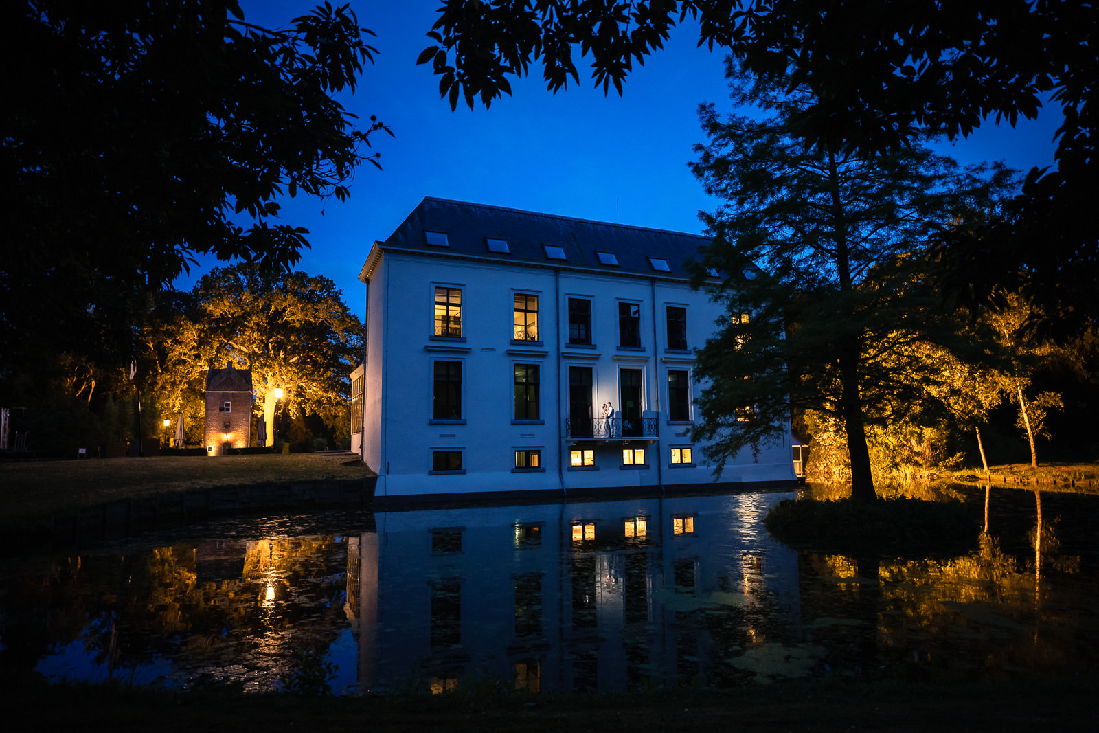 Creatieve foto van bruidspaar bij Landgoed te Werve Rijswijk Trouwfotograaf Den Haag