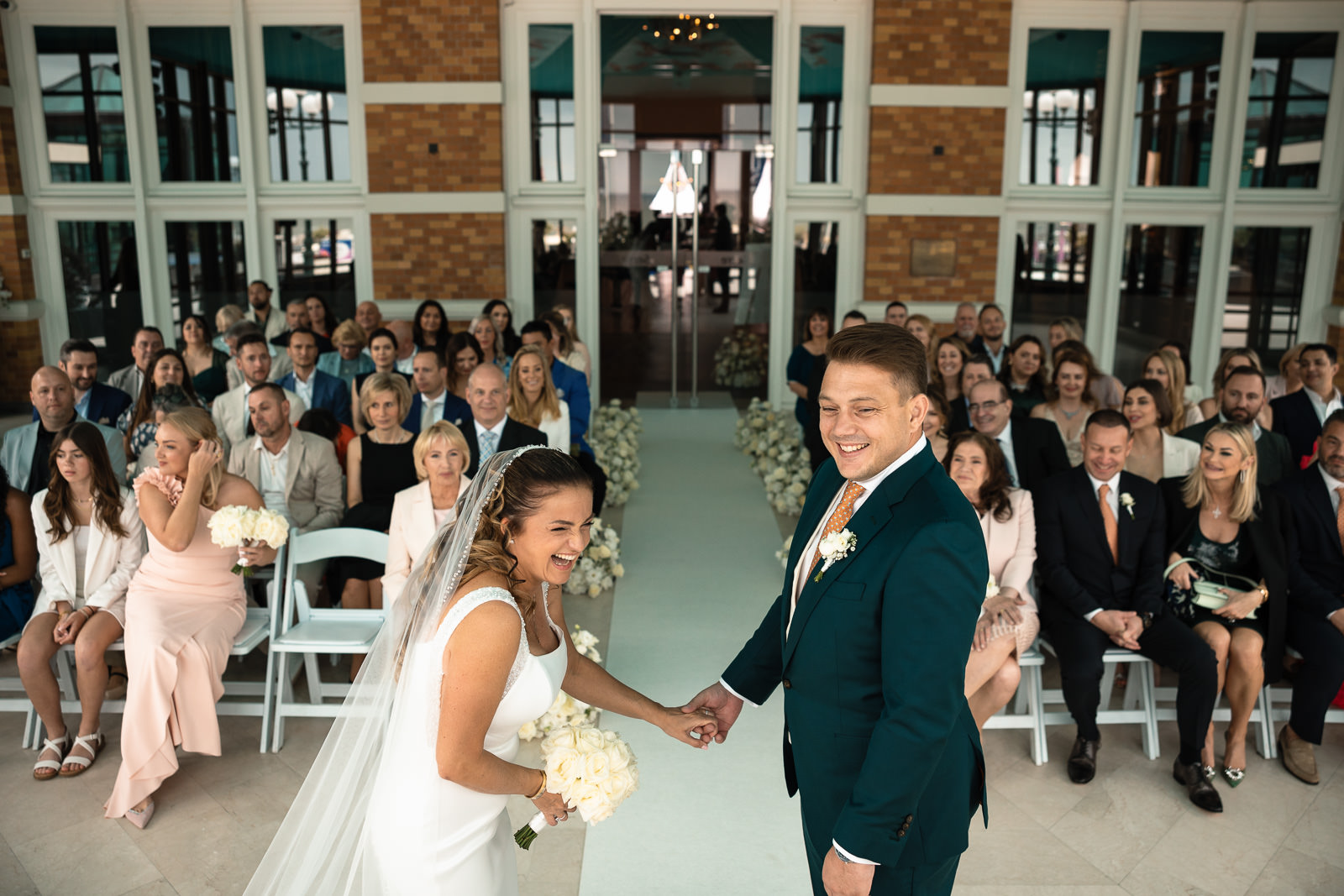 Trouwceremonie met emotie bij Kuhrhaus in Scheveningen trouwfotograaf Den Haag