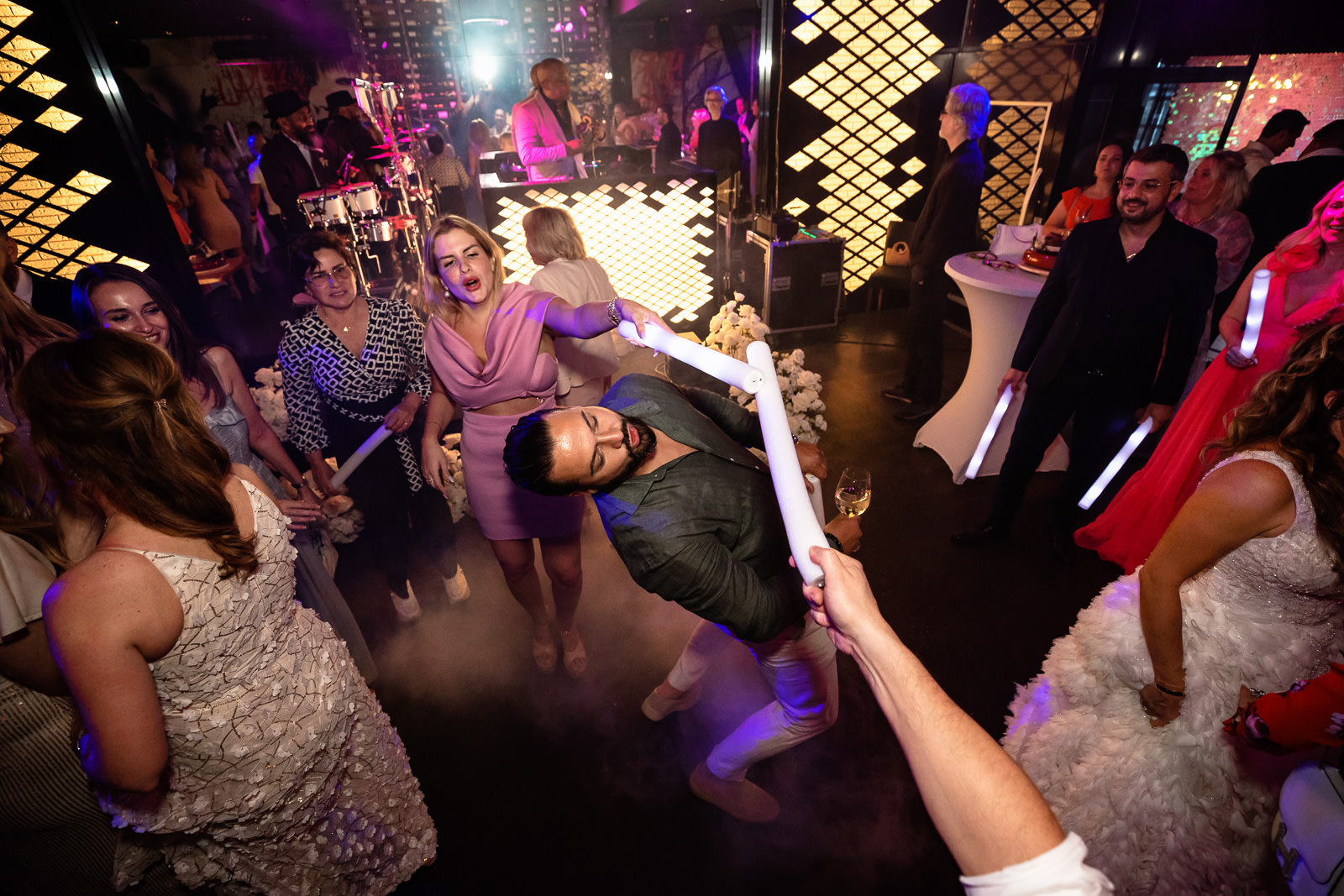 Limbo dansen op Trouwfeest bij Catch by Simonis in Scheveningen trouwfotograaf Den Haag