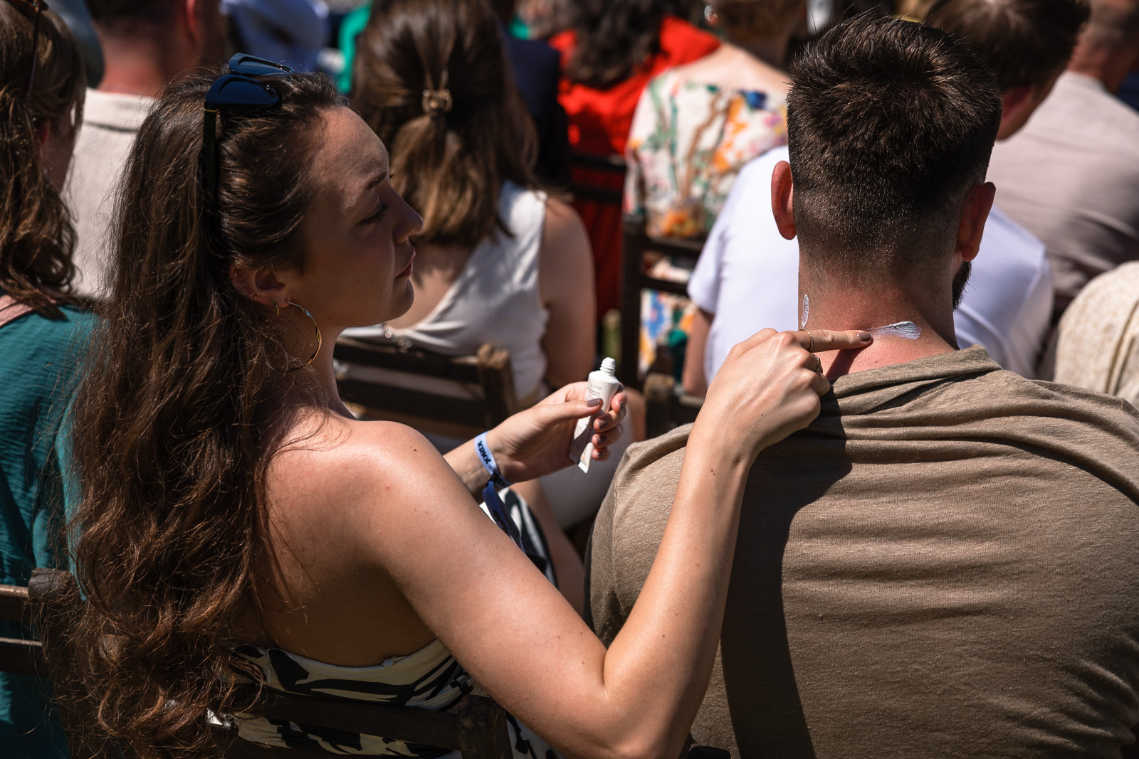 Trouwceremonie zomer festival bruiloft trouwfotograaf Camping de Lievelinge