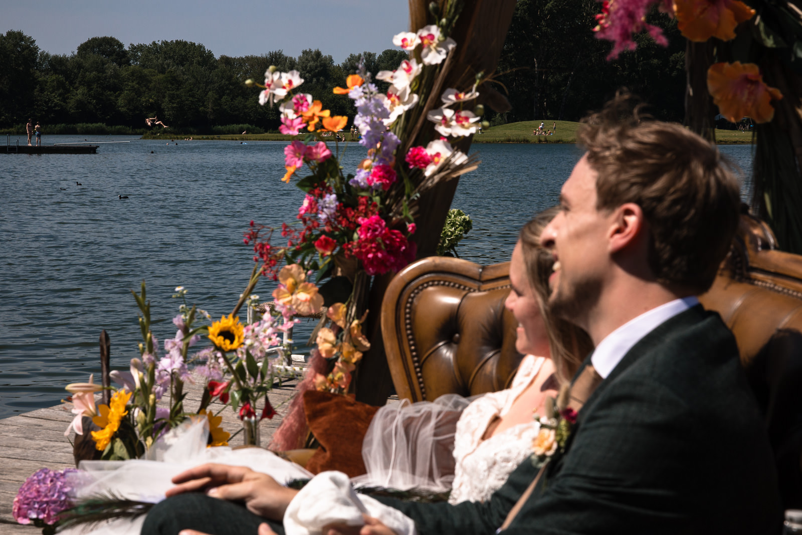 Trouwceremonie zwemmende kinderen festival bruiloft trouwfotograaf Camping de Lievelinge