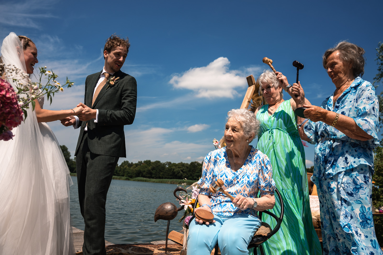 Trouwceremonie oma's festival bruiloft trouwfotograaf Camping de Lievelinge