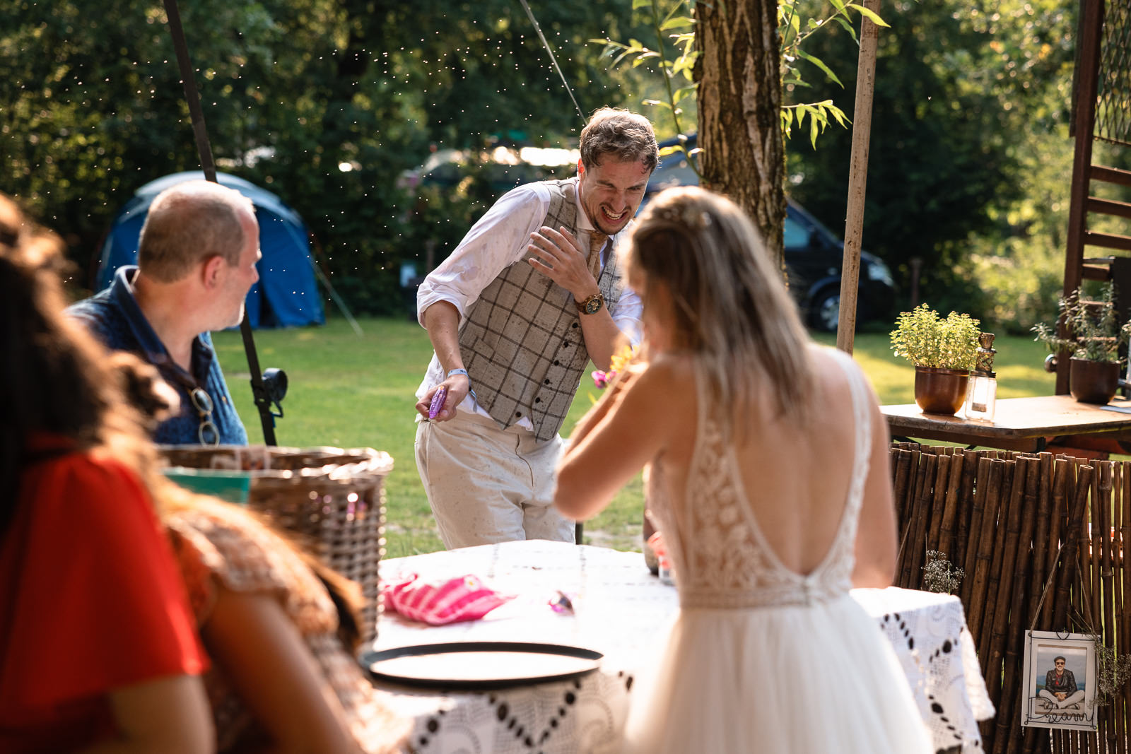 Watergevecht bruidspaar festival bruiloft trouwfotograaf Camping de Lievelinge