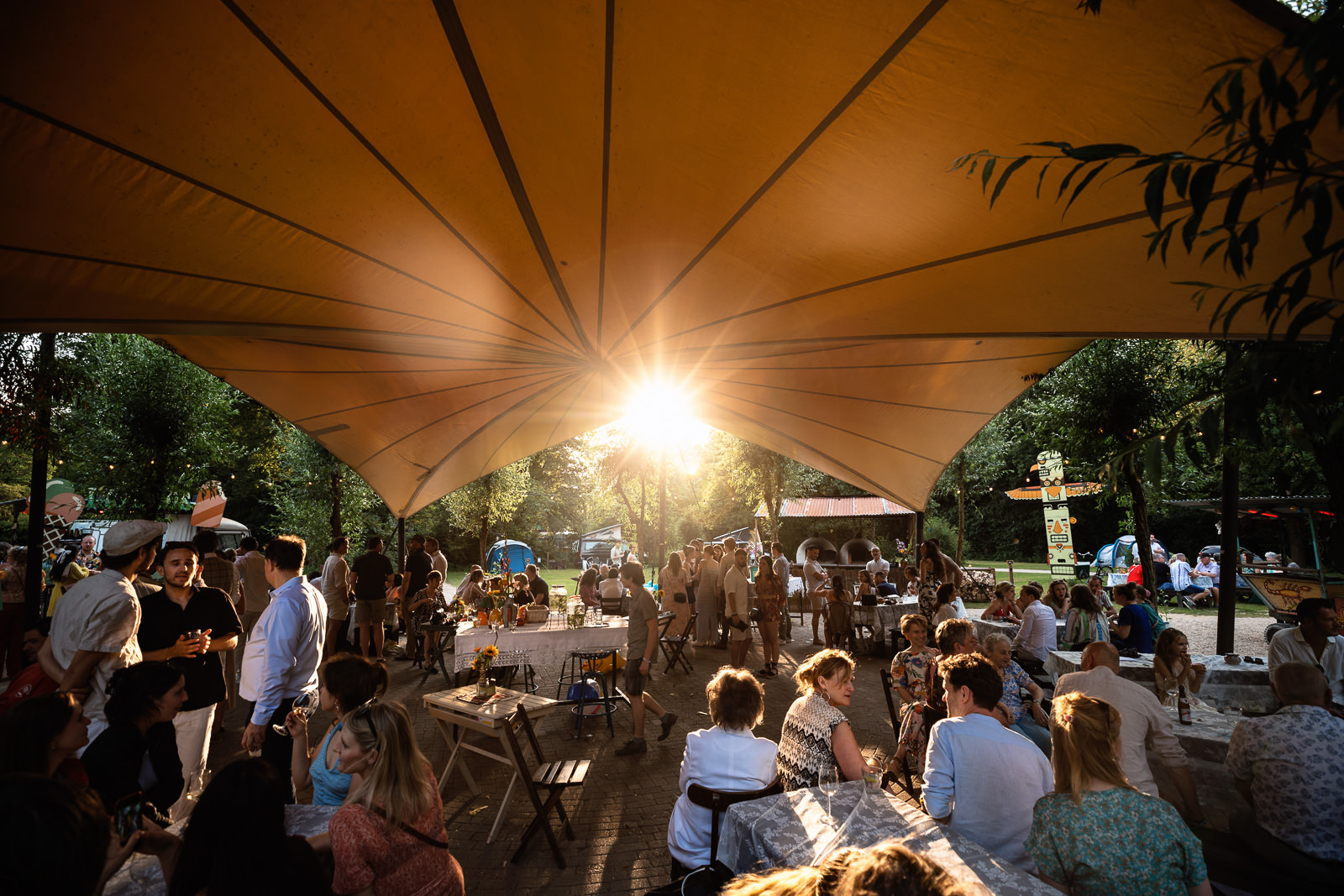 Diner food trucks en tent festival bruiloft trouwfotograaf Camping de Lievelinge