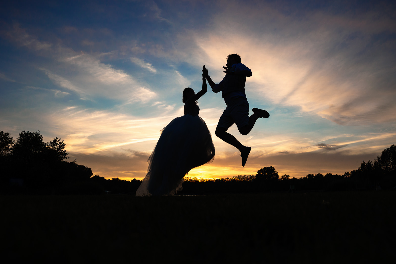 Sunset fotoshoot bruidspaar in de lucht festival bruiloft trouwfotograaf Camping de Lievelinge