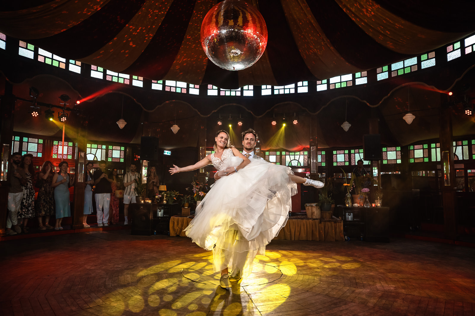 Eerste dans bruidspaar in spiegeltent festival bruiloft trouwfotograaf Camping de Lievelinge