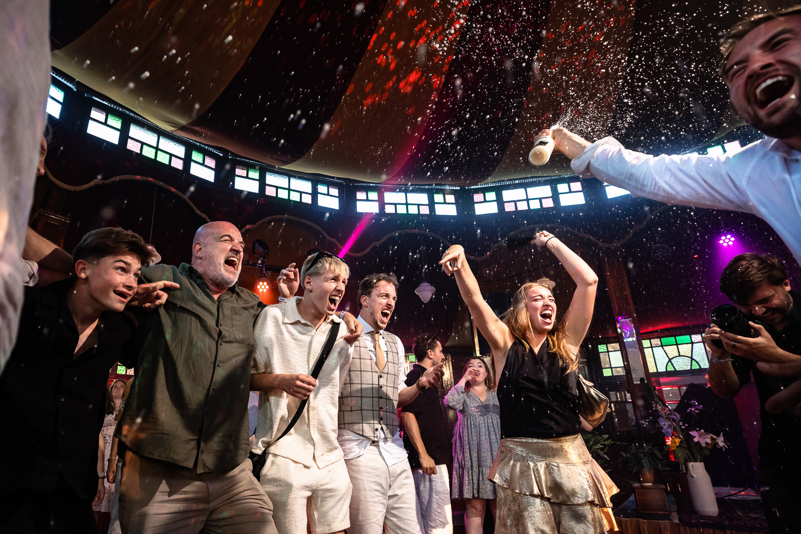 Huwelijksfeest in spiegeltent festival bruiloft trouwfotograaf Camping de Lievelinge