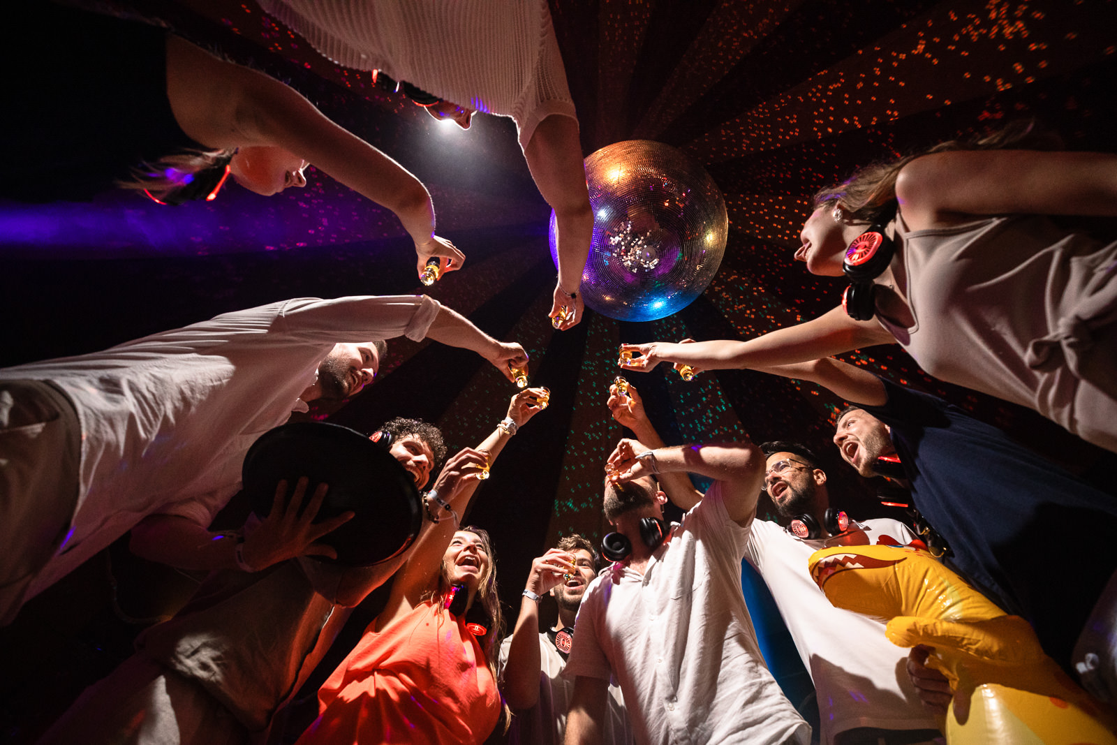 Proost moment op wild Huwelijksfeest in spiegeltent festival bruiloft trouwfotograaf Camping de Lievelinge