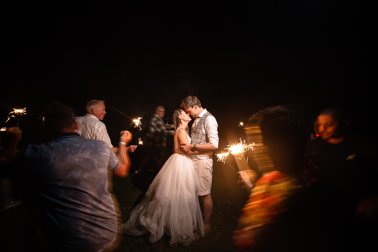 Afscheid bruidspaar met sterrentjes op festival bruiloft trouwfotograaf Camping de Lievelinge