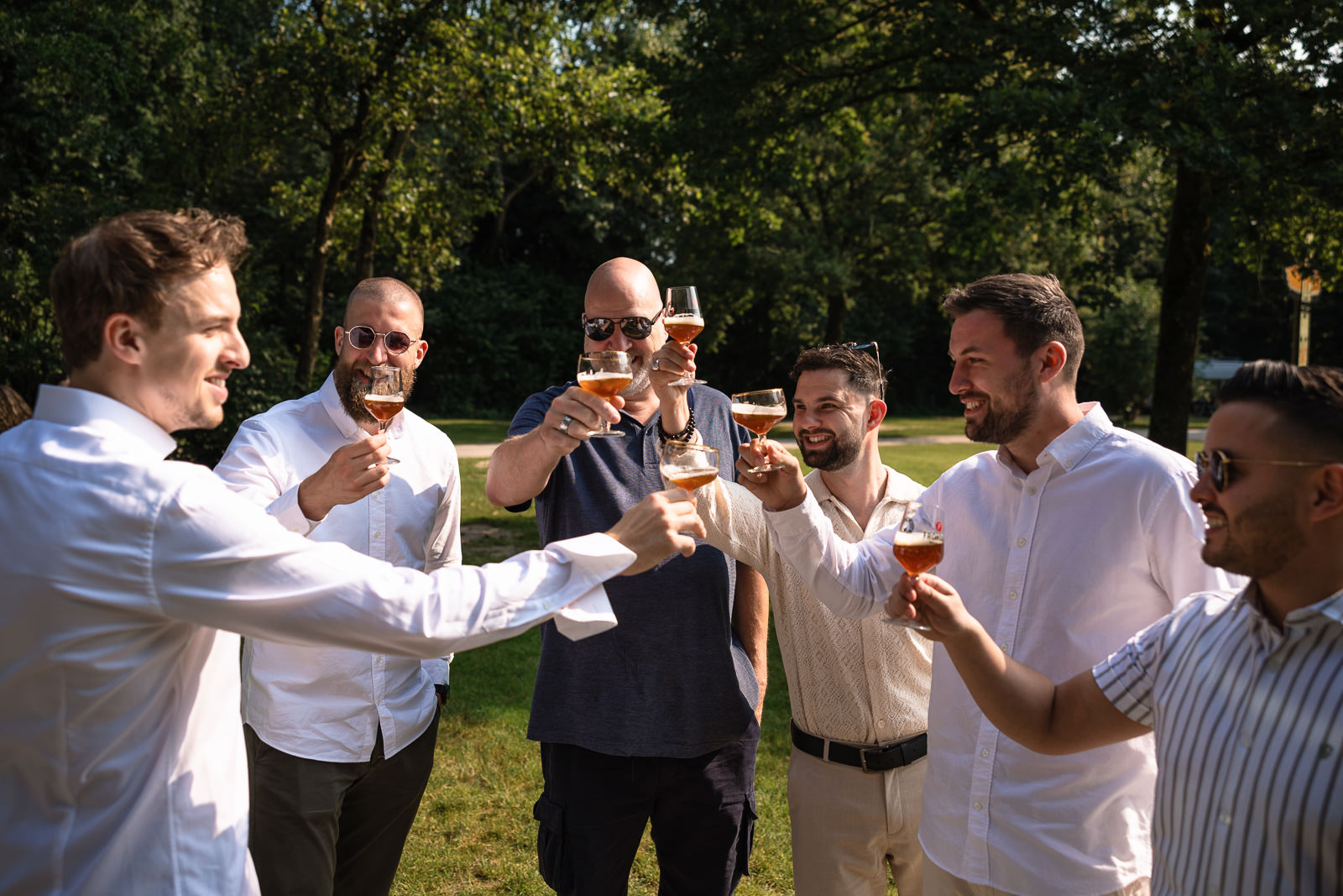 Voorbereidingen bruidegom met mannen proostend festival bruiloft trouwfotograaf Camping de Lievelinge