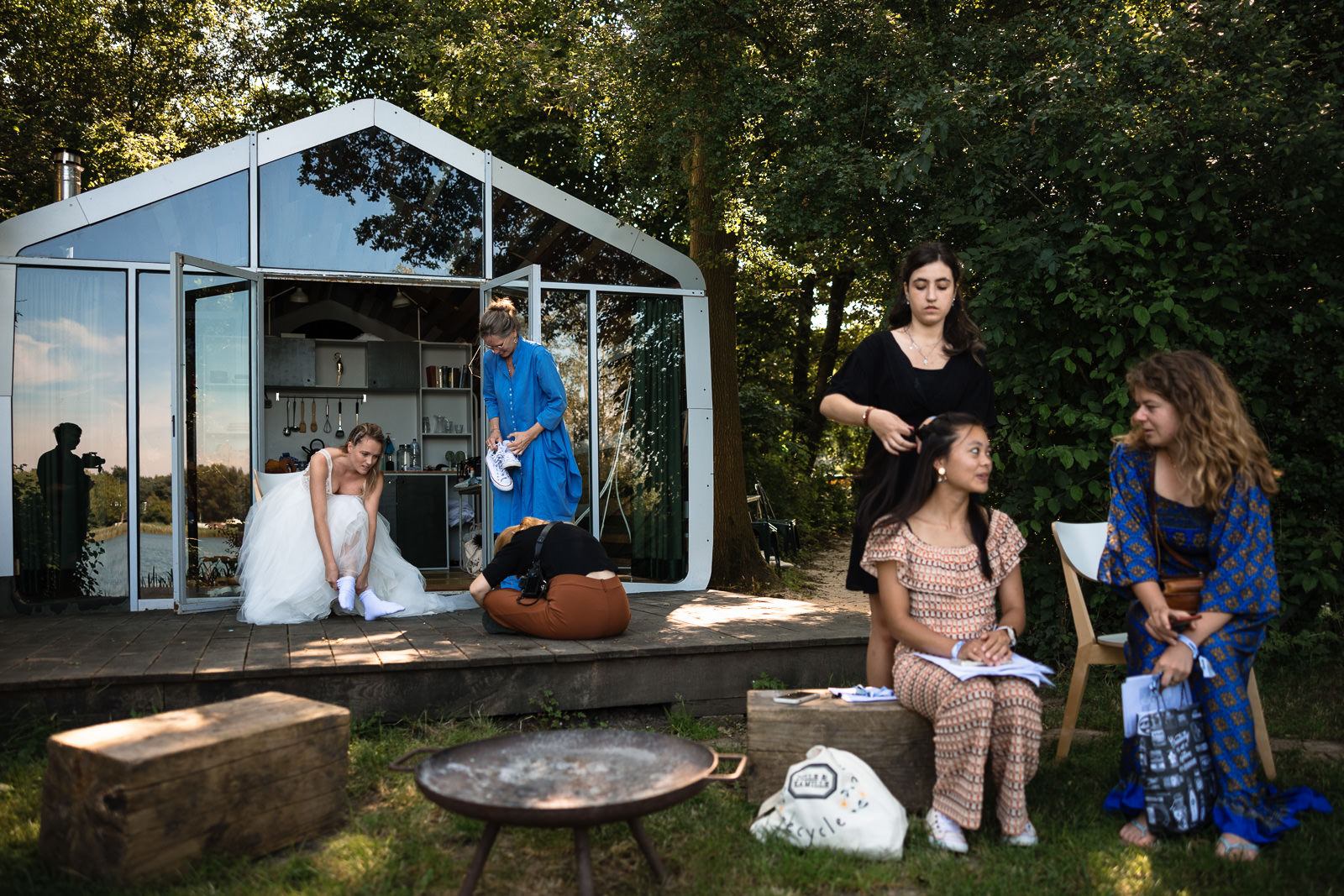 Voorbereidingen bruid met vriendinnen festival bruiloft trouwfotograaf Camping de Lievelinge