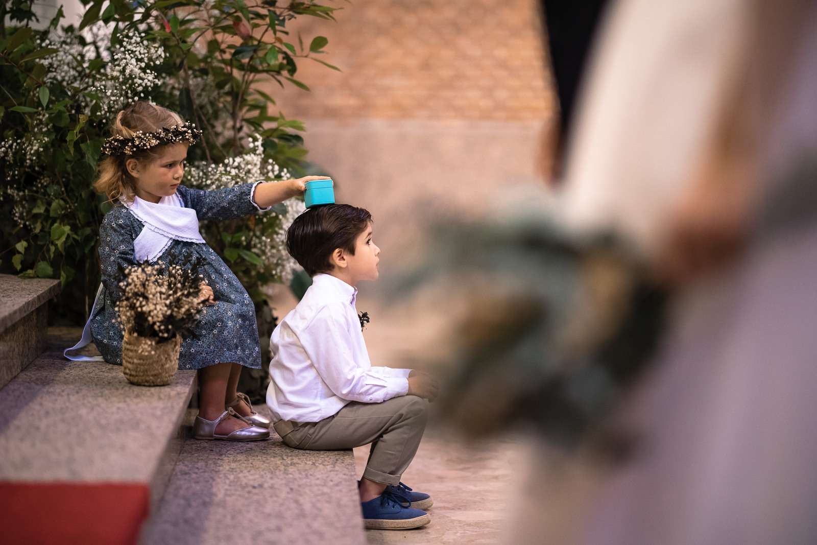 Bruidskinderen spelen met de ringen tijdens de kerkelijke ceremonie tijdens Destination Wedding Las Jarillas Madrid