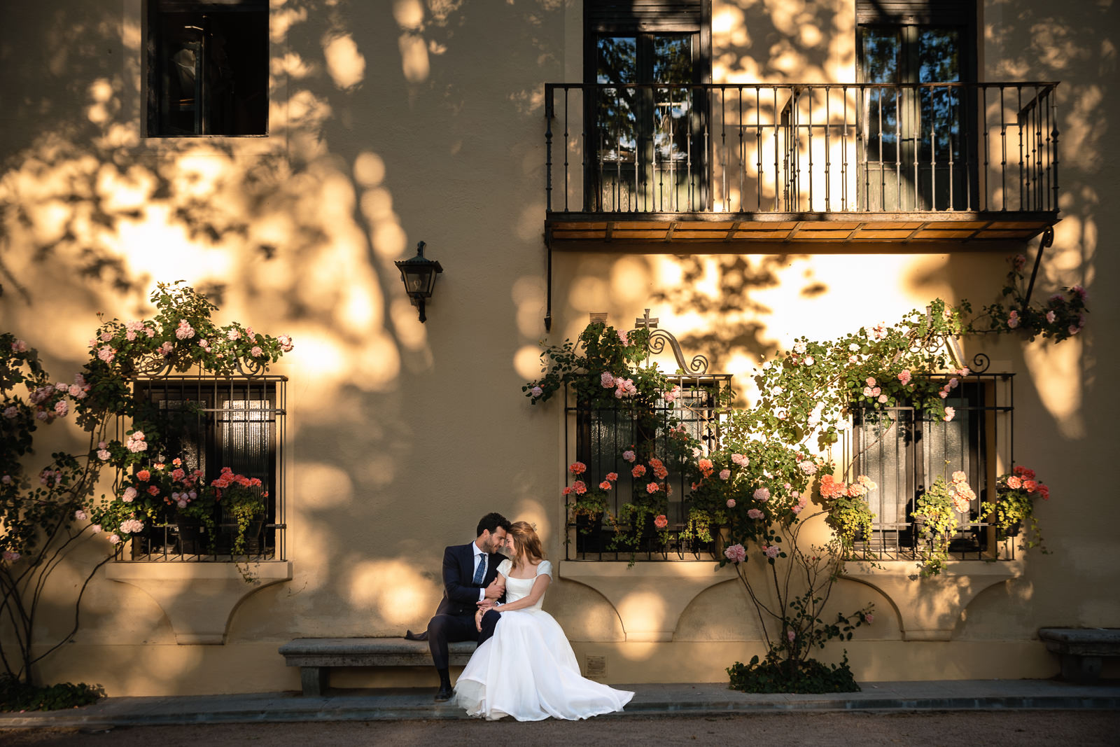 Golden hour fotomoment met bruidspaar bij Destination Wedding Las Jarillas Madrid