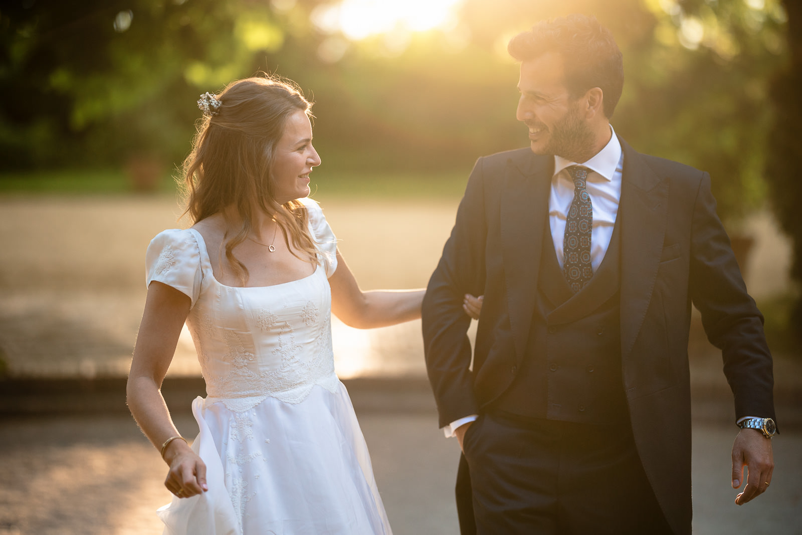 Golden hour fotomoment bruid en bruidegom bij Destination Wedding Las Jarillas Madrid