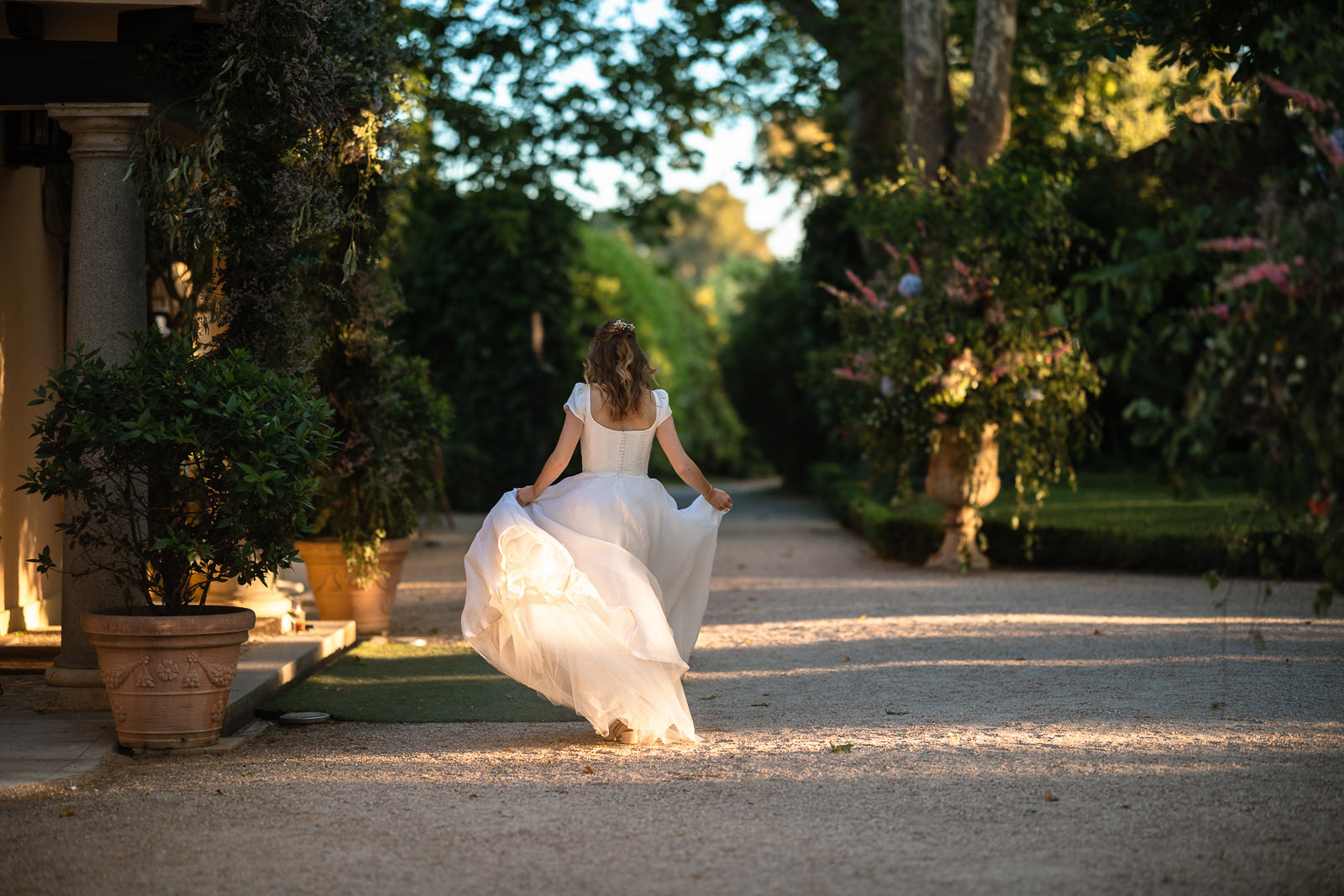 Golden hour fotomoment met bruid bij Destination Wedding Las Jarillas Madrid