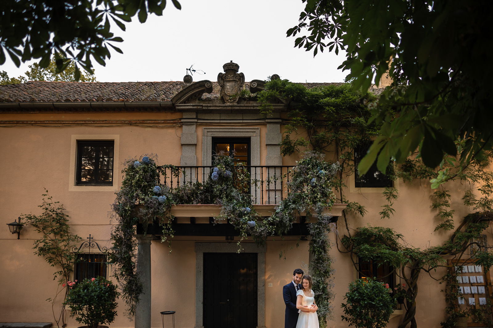 Golden hour fotomoment met bruidspaar en bloemen bij Destination Wedding Las Jarillas Madrid