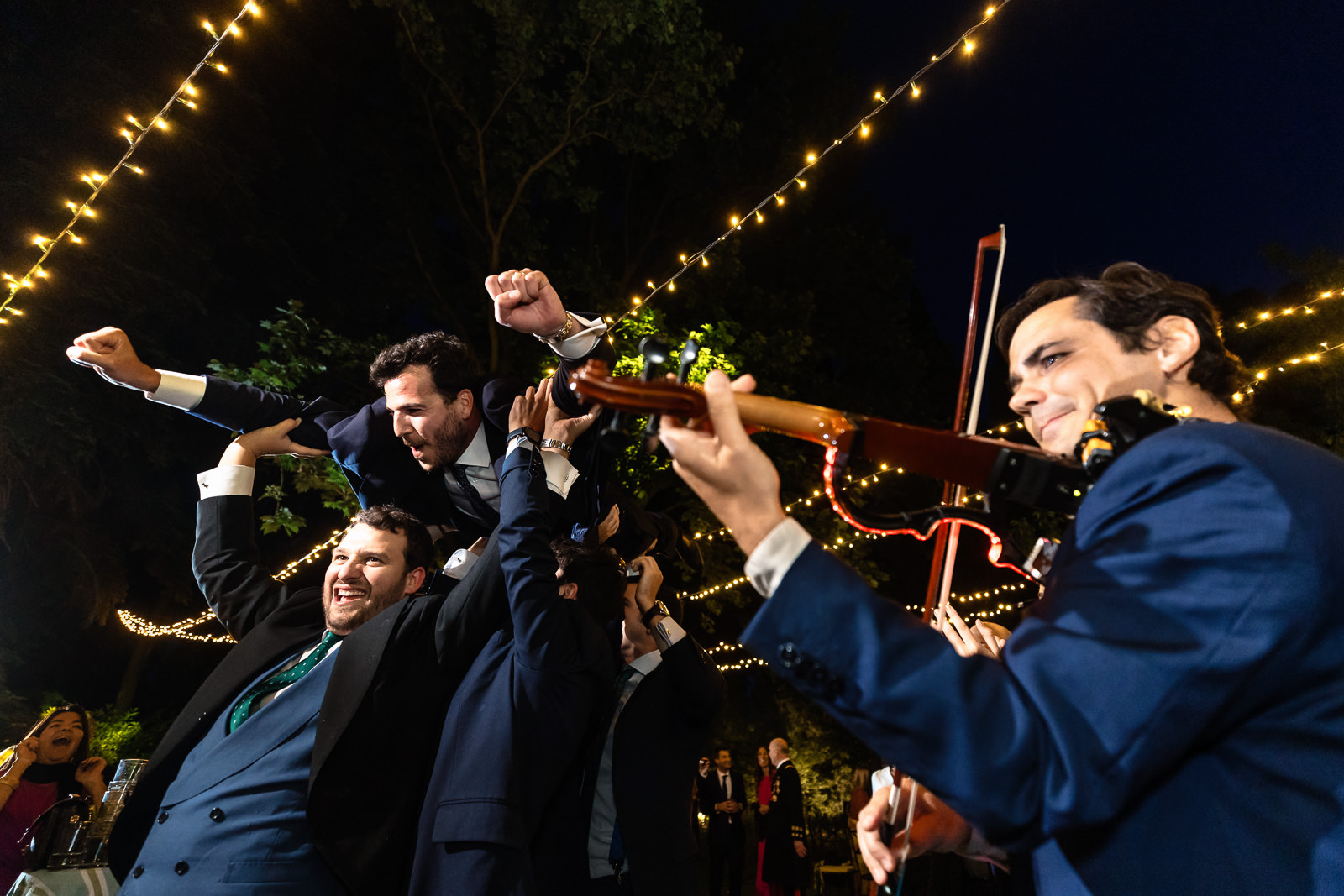 Bruidegom crowd surfed langs de speelende violist bij Destination Wedding Las Jarillas Madrid